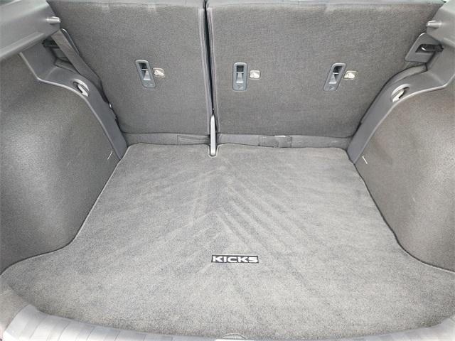Photo of 2022 2 Tone Gray / Black Roof Nissan Kicks