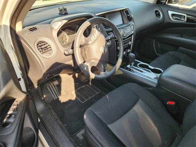 Photo of 2020 White Nissan Pathfinder