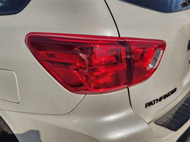 Photo of 2020 White Nissan Pathfinder