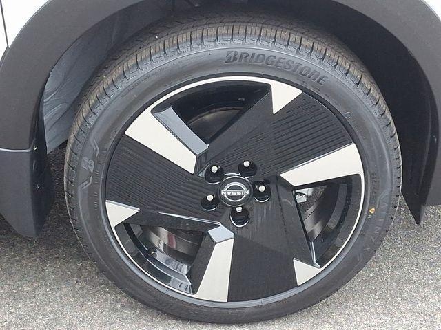 Photo of 2025 Aspen White Tri Nissan Kicks