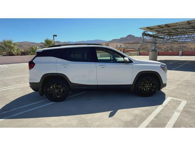 Photo of 2022 Summit White GMC Terrain