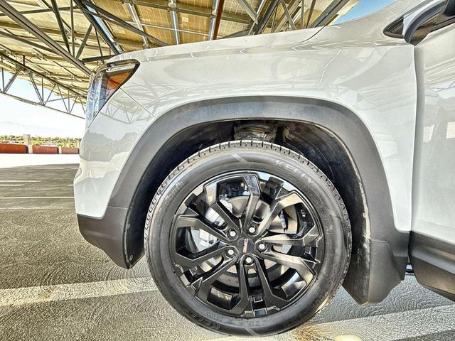 Photo of 2022 Summit White GMC Terrain