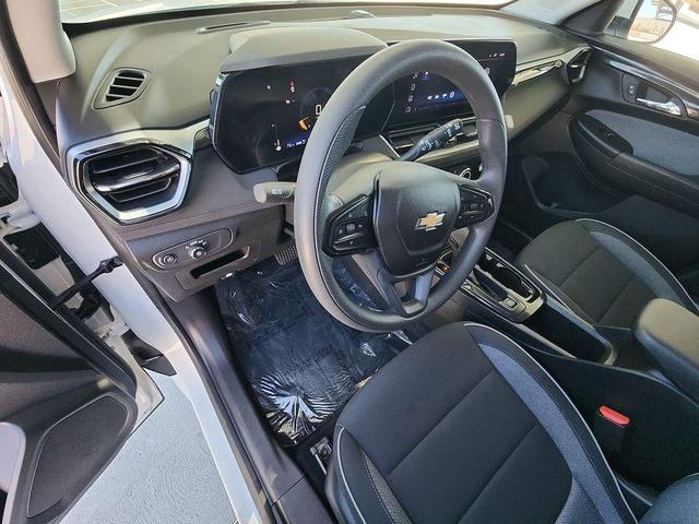 Photo of 2024 Summit White Chevrolet Trailblazer