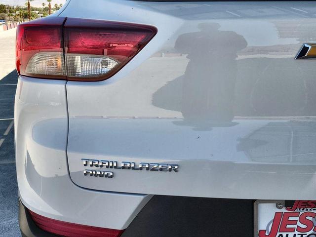 Photo of 2024 Summit White Chevrolet Trailblazer