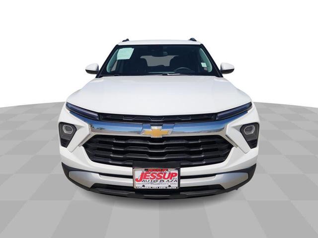 Photo of 2024 Summit White Chevrolet Trailblazer