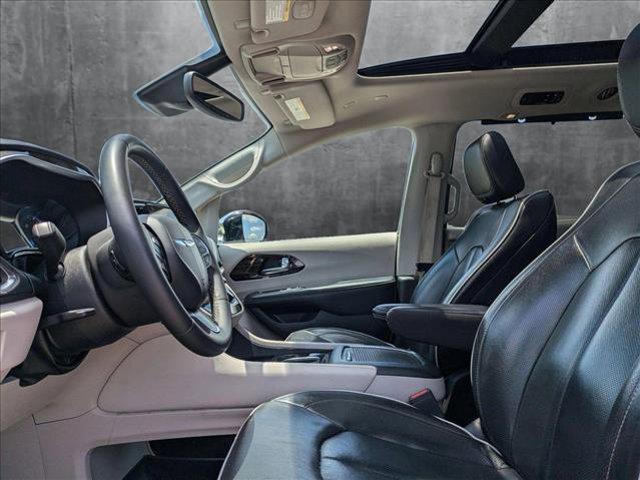 Photo of 2023 Brilliant Black Crystal Pearlcoat Chrysler Pacifica