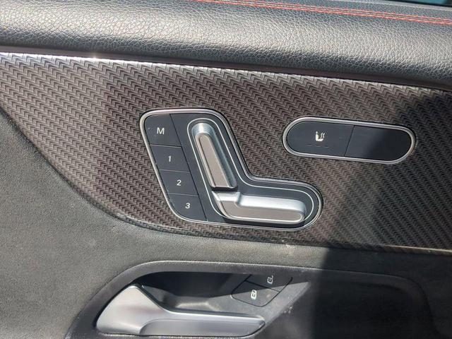 Photo of 2023 Polar White Mercedes-Benz GLB 250