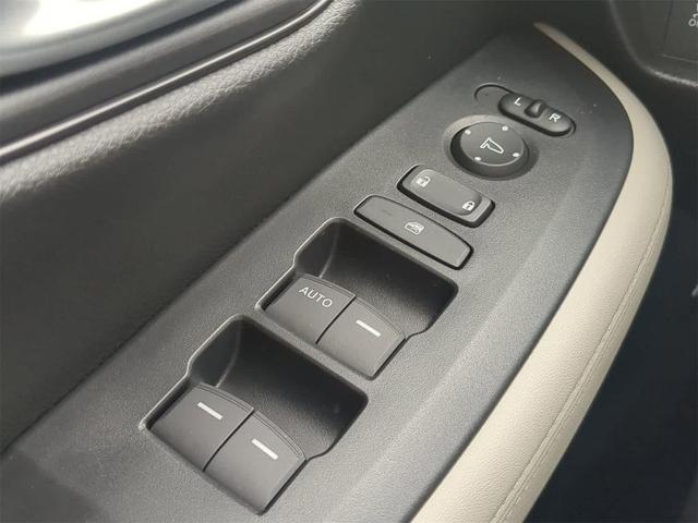 Photo of 2026 Platinum White Pearl Honda HR-V