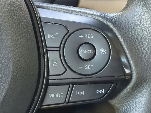 Photo of 2021 Super White Toyota RAV4