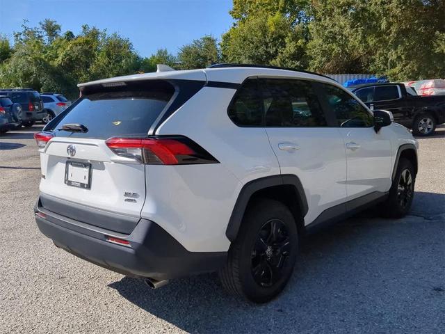 Photo of 2021 Super White Toyota RAV4