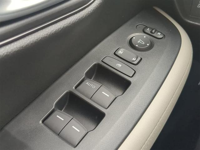 Photo of 2026 Platinum White Pearl Honda HR-V