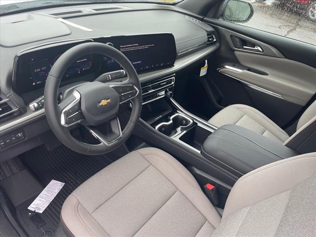 Photo of 2025 Summit White Chevrolet Traverse