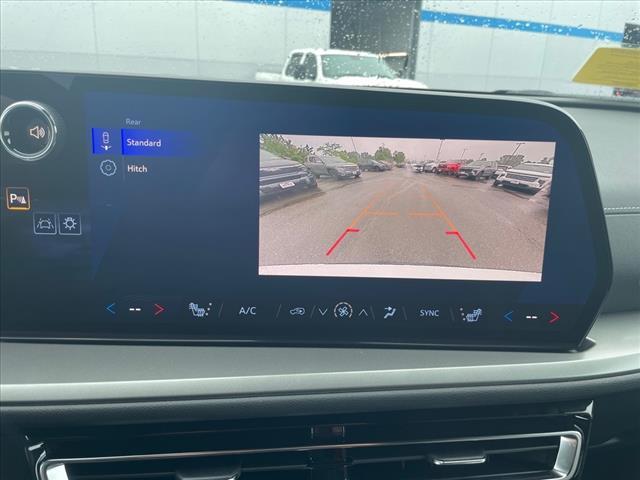 Photo of 2025 Summit White Chevrolet Traverse
