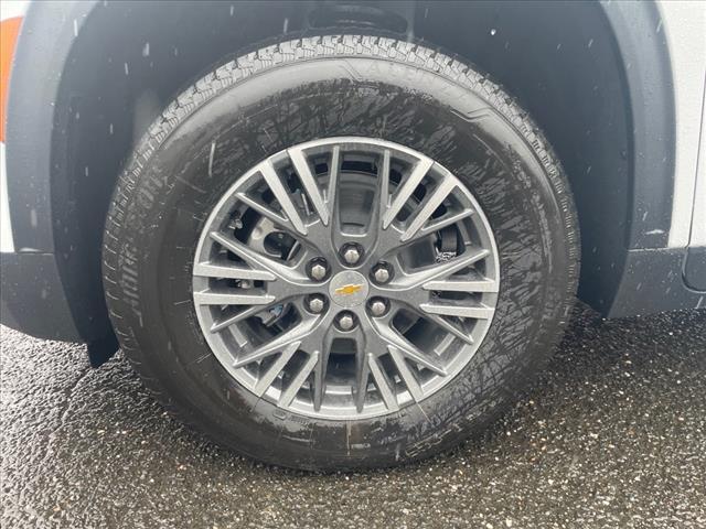 Photo of 2025 Summit White Chevrolet Traverse