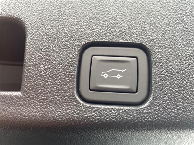 Photo of 2025 Summit White Chevrolet Traverse