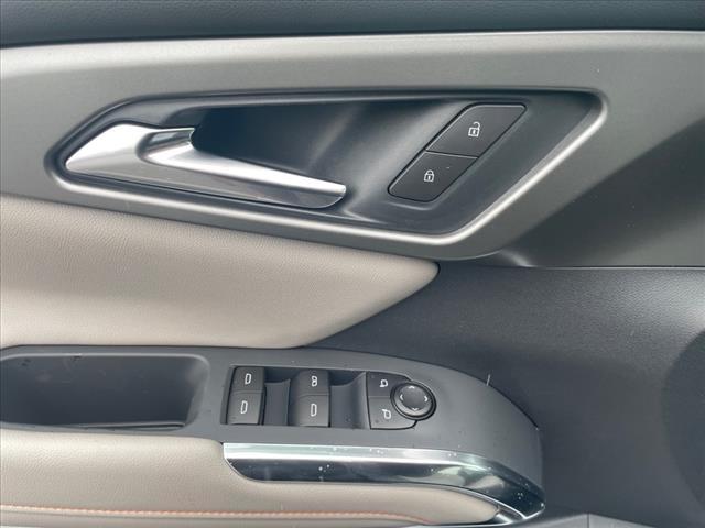 Photo of 2025 Summit White Chevrolet Traverse