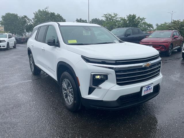 Photo of 2025 Summit White Chevrolet Traverse