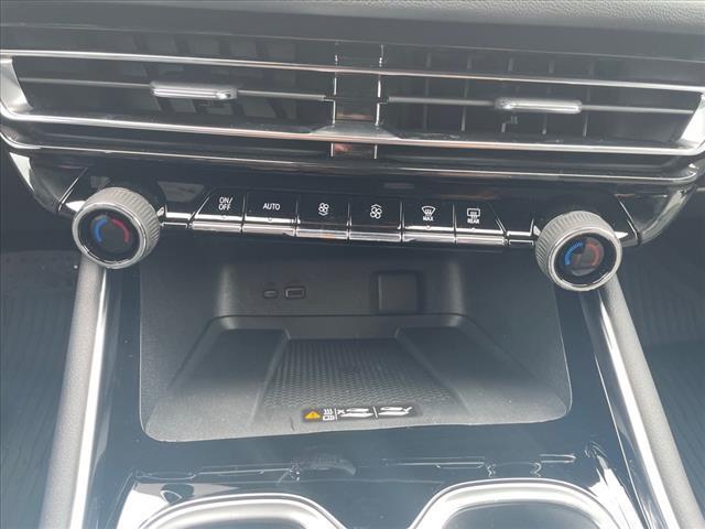 Photo of 2025 Summit White Chevrolet Traverse