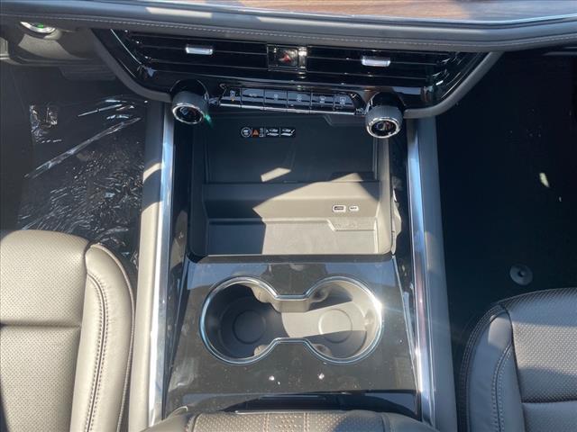 Photo of 2026 Polar White Tricoat Chevrolet Suburban