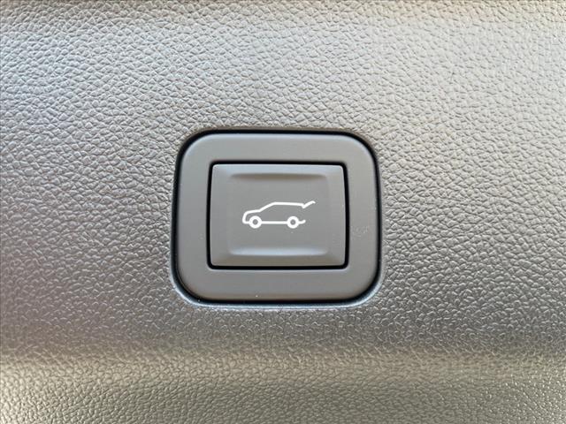 Photo of 2026 Polar White Tricoat Chevrolet Suburban