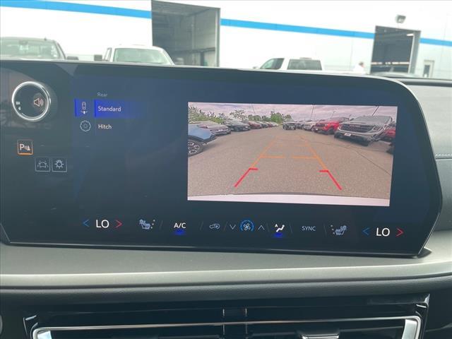 Photo of 2025 Summit White Chevrolet Traverse