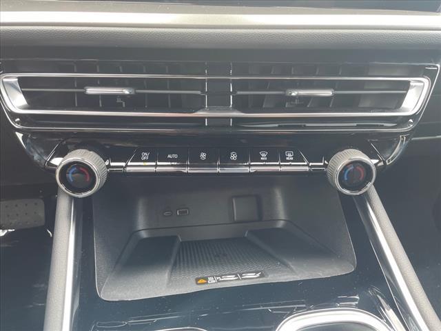 Photo of 2025 Summit White Chevrolet Traverse