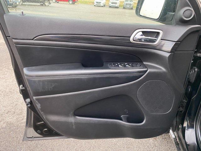 Photo of 2020 Diamond Black Crystal Pearlcoat Jeep Grand Cherokee