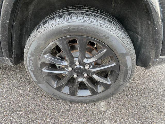 Photo of 2020 Diamond Black Crystal Pearlcoat Jeep Grand Cherokee