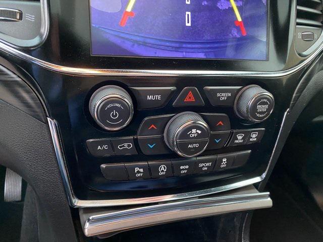 Photo of 2020 Diamond Black Crystal Pearlcoat Jeep Grand Cherokee