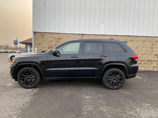 Photo of 2020 Diamond Black Crystal Pearlcoat Jeep Grand Cherokee