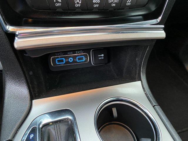 Photo of 2020 Diamond Black Crystal Pearlcoat Jeep Grand Cherokee
