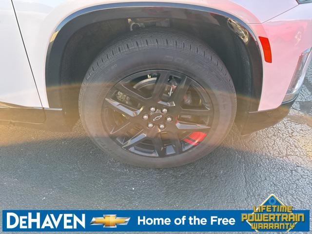 Photo of 2023 Iridescent Pearl Tricoat Chevrolet Traverse
