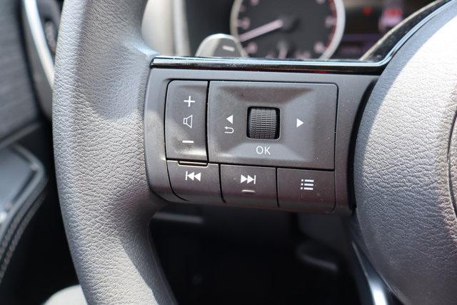 Photo of 2023 White Nissan Rogue