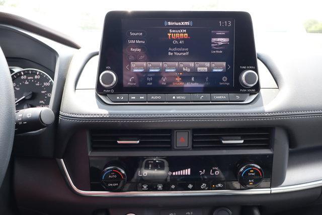Photo of 2023 White Nissan Rogue