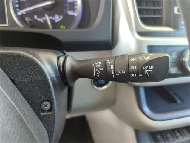 Photo of 2016 White Toyota Highlander