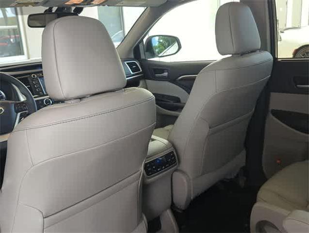 Photo of 2016 White Toyota Highlander