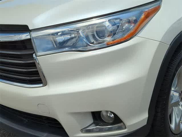 Photo of 2016 White Toyota Highlander