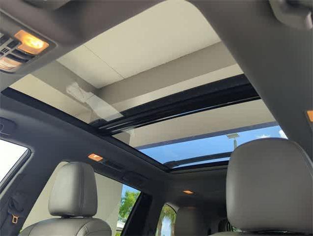 Photo of 2016 White Toyota Highlander