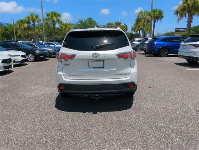Photo of 2016 White Toyota Highlander