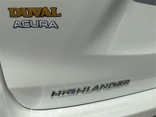 Photo of 2016 White Toyota Highlander