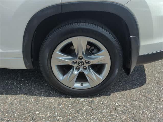 Photo of 2016 White Toyota Highlander