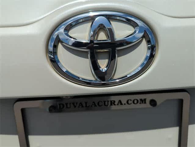 Photo of 2016 White Toyota Highlander