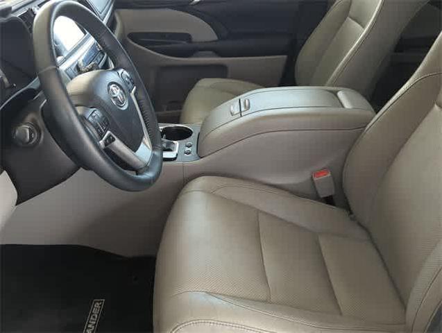 Photo of 2016 White Toyota Highlander