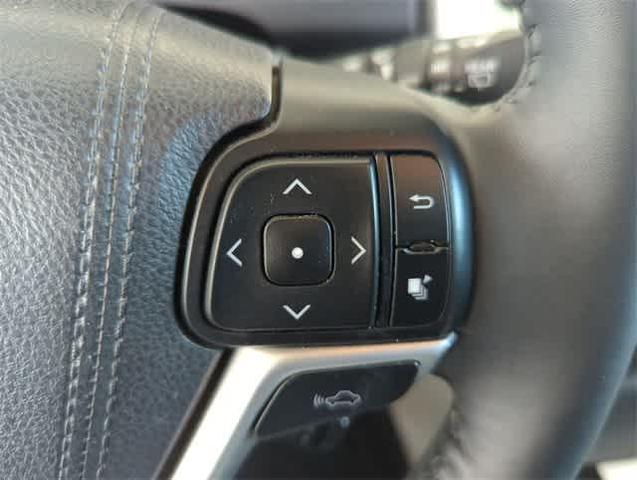 Photo of 2016 White Toyota Highlander