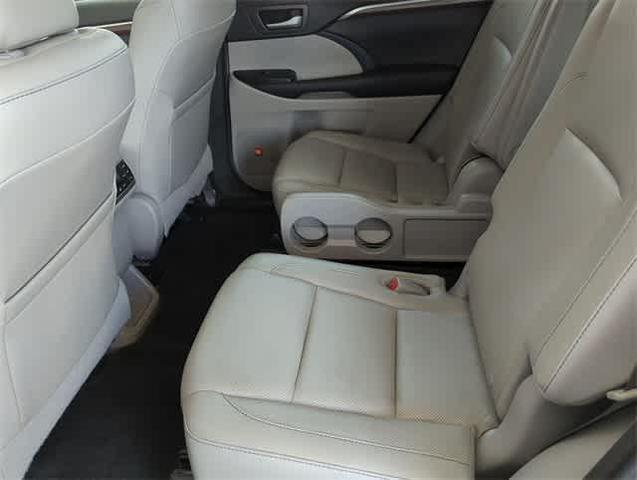 Photo of 2016 White Toyota Highlander