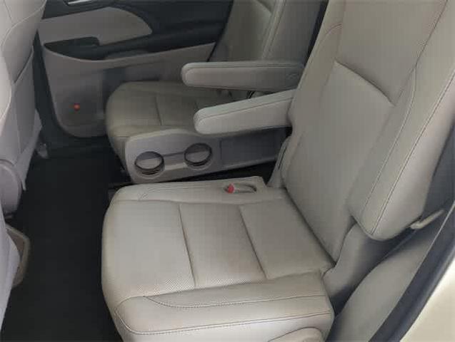 Photo of 2016 White Toyota Highlander