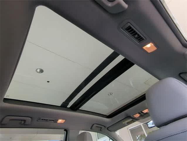 Photo of 2016 White Toyota Highlander