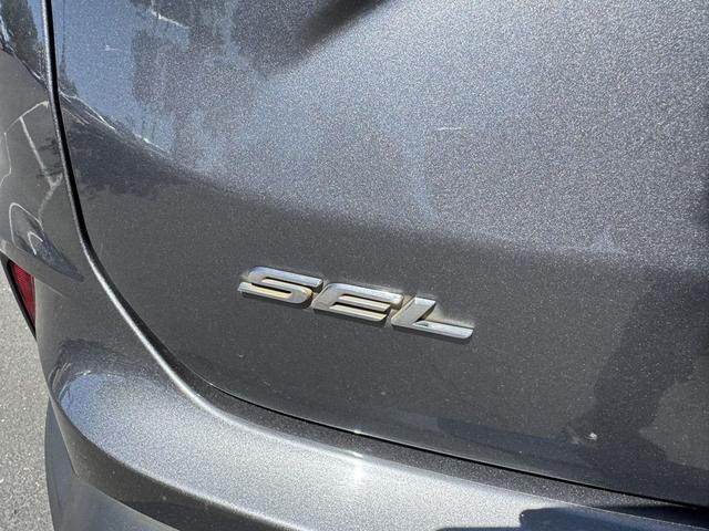 Photo of 2022 Gray Metallic Ford Edge