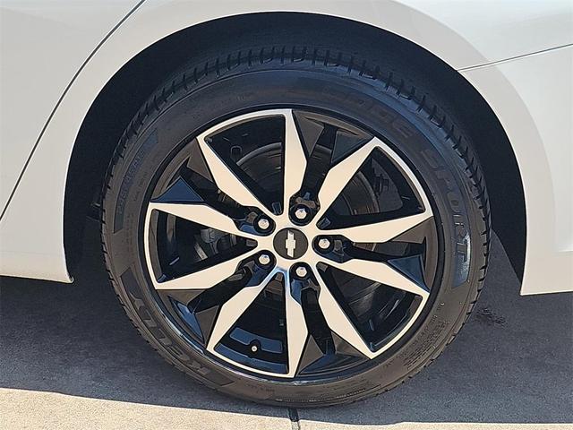 Photo of 2018 Iridescent Pearl Tricoat Chevrolet Malibu