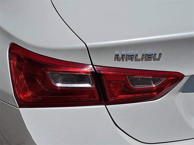 Photo of 2018 Iridescent Pearl Tricoat Chevrolet Malibu